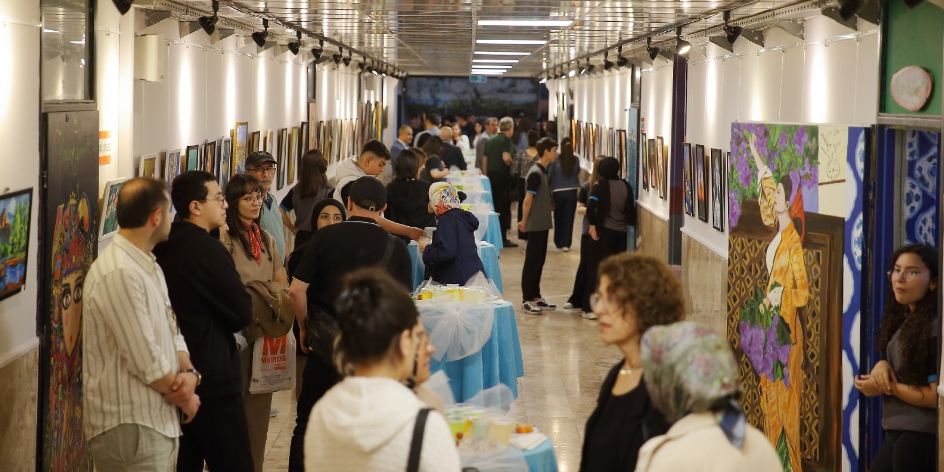 Sanat Galerisine Dönüştürülen Okul Koridoru, Sergilere Ev Sahipliği Yapıyor